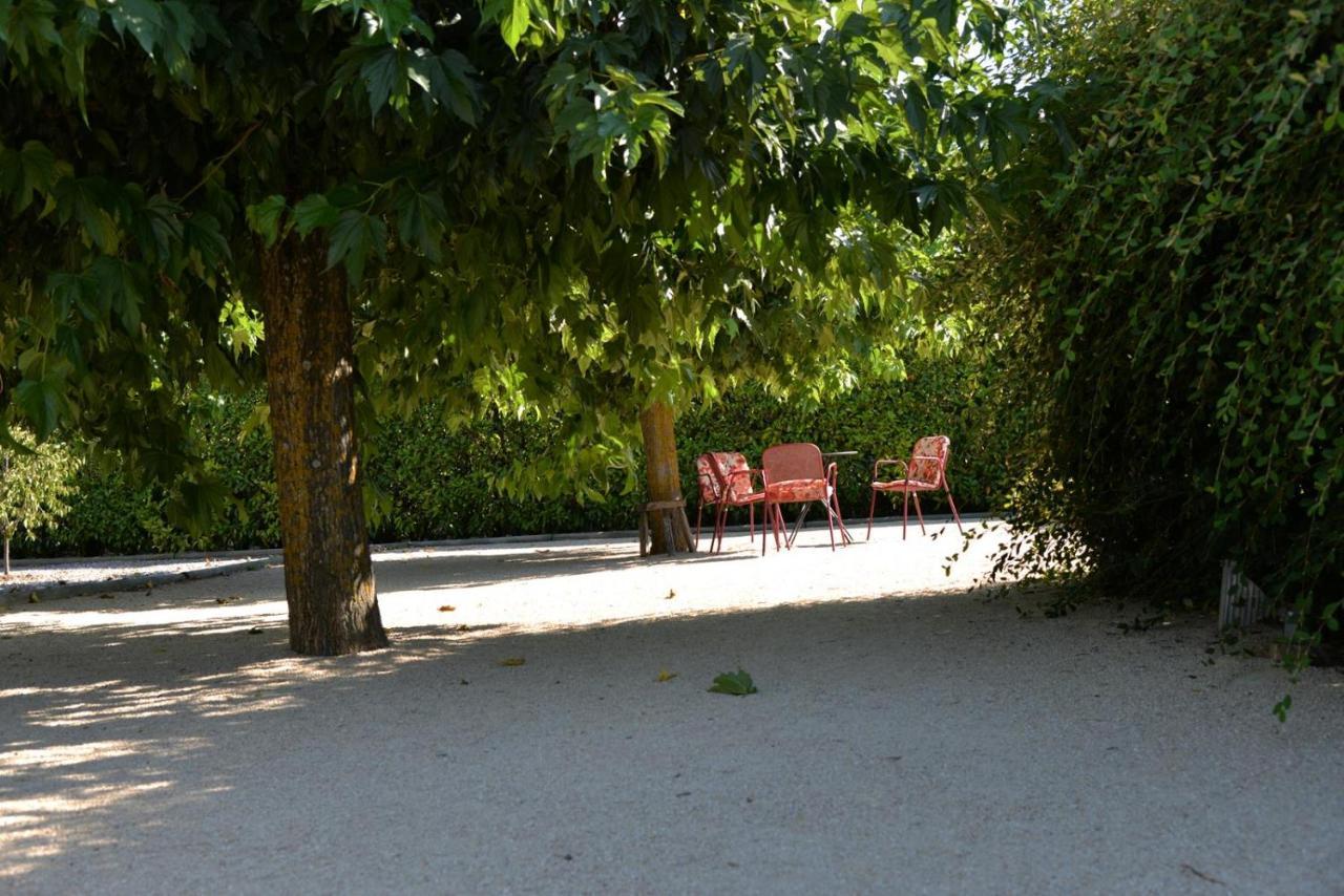 Domaine Des Ecureuils Bed and Breakfast Carpentras Buitenkant foto