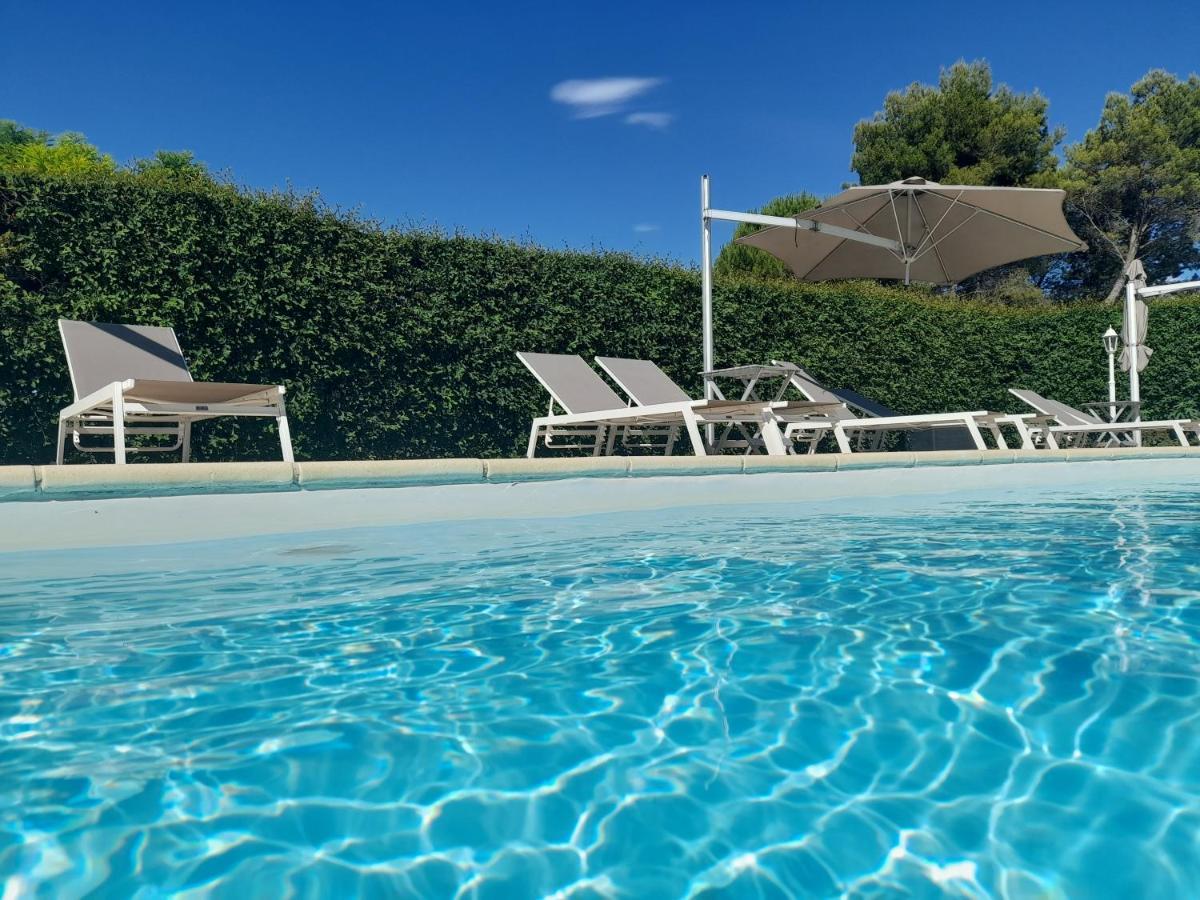 Domaine Des Ecureuils Bed and Breakfast Carpentras Buitenkant foto